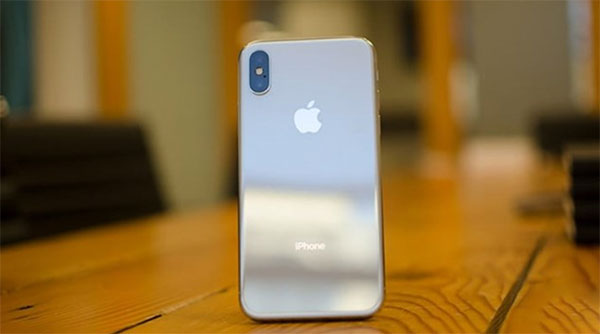 Làm sạch ống kính camera của iPhone X