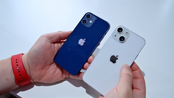 iPhone 12 và iPhone 13 có cùng kích thước. Tuy nhiên iPhone 13 sẽ nặng hơn 12 một chút