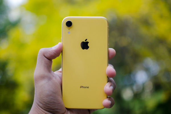 Điện thoại iPhone XR màu vàng trang bị 2 khe sim