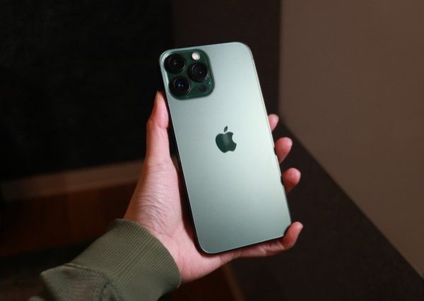 iPhone 13 Pro và Pro Max màu xanh có ánh sáng kim loại