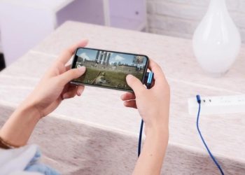 Không vừa dùng vừa sạc iPhone