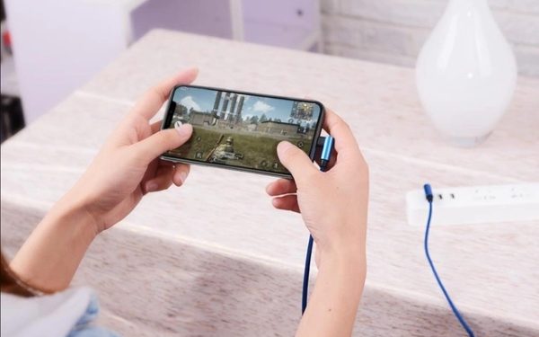 Không vừa dùng vừa sạc iPhone 