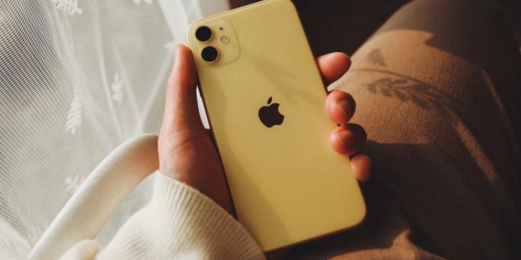 iPhone màu vàng đáng mua nhất 2022