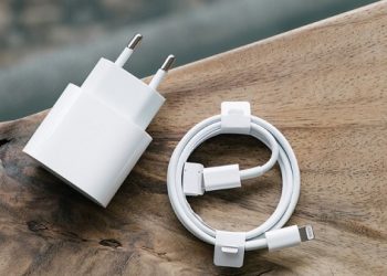 Cách kiểm tra cục sạc iPhone chính hãng tránh cháy nổ