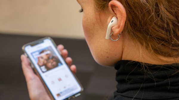 Kết nối tai nghe với điện thoại iPhone