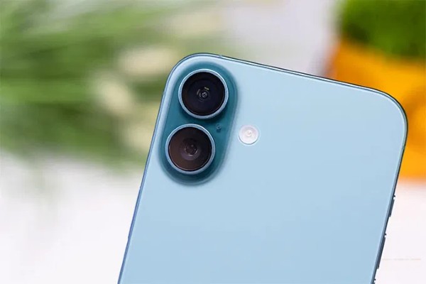 iPhone 16 Plus có lợi thế với cụm camera kép 48MP và 12MP