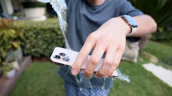 iPhone 16 Pro được trang bị khả năng chống nước và bụi đạt chuẩn IP68