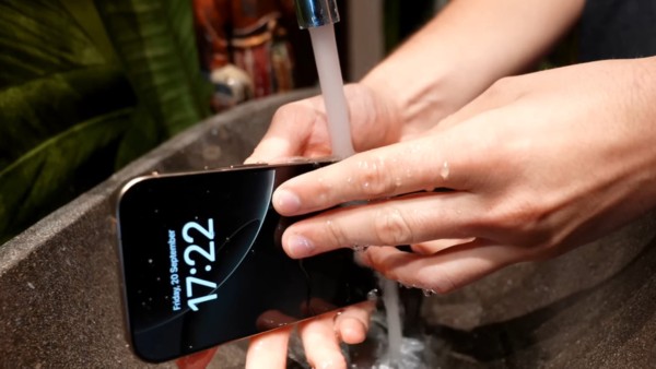 iPhone 16 Pro Max chịu ngâm nước ở độ sâu tối đa 6 mét khoảng 30 phút