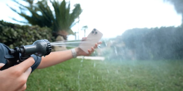 Không nên cố tình ngâm iPhone 16 Pro Max dưới nước