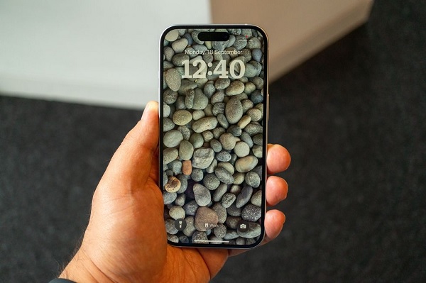 Kích thước màn hình của 2 sản phẩm như nhau, nhưng iPhone 15 có độ sáng vượt trội hơn